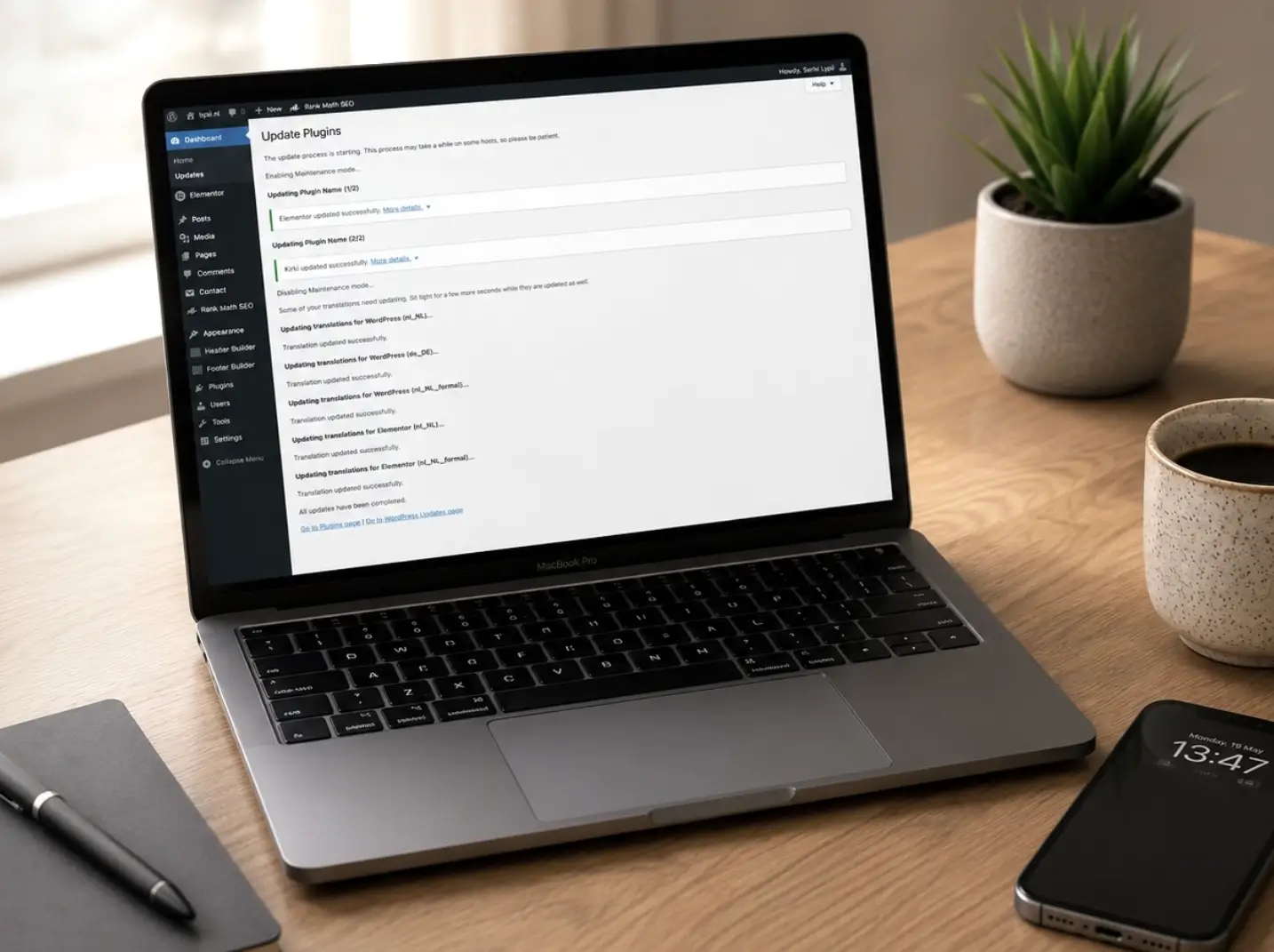 Bureau van bovenaf met laptop met WordPress-dashboard, notitieboek, telefoon en koffie, dagelijks werk van webmaster